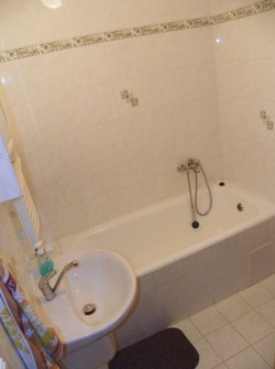  - Každý pokoj má vlastní soc. zařízení (WC, sprcha, umyvadlo). K dispozici je na chodbě ještě 6. koupelna společná, ve které je vana.